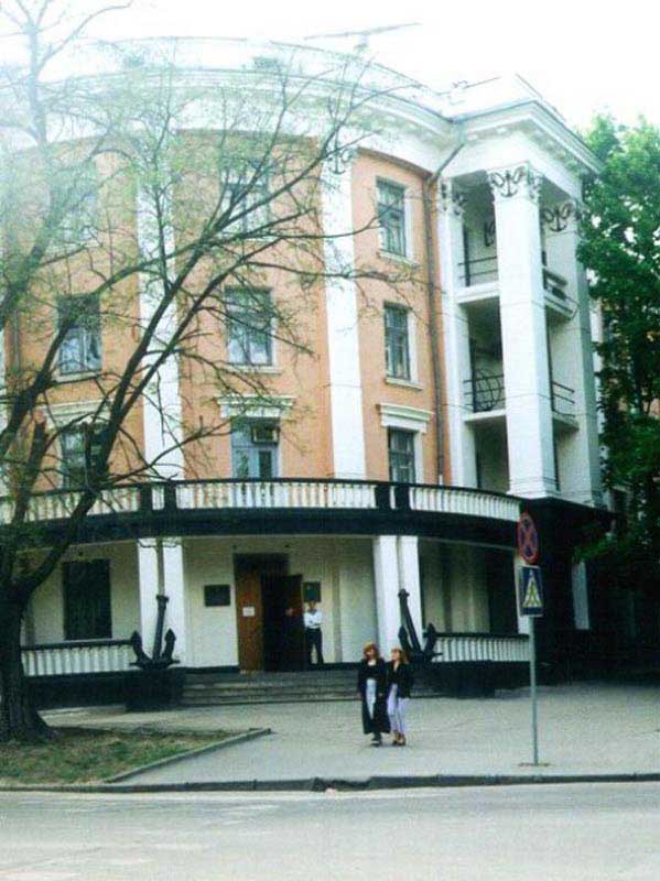 Учебный корпус Херсонского морского колледжа на проспекте Ушакова - ул. Комсомольская 