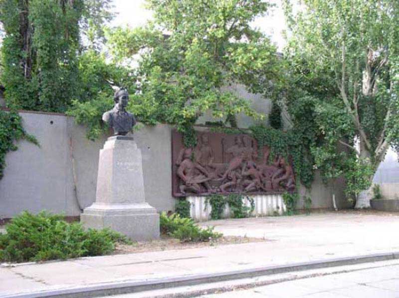 Херсон. Памятник А.В. Суворову еще на своем старом месте на ул. Суворова