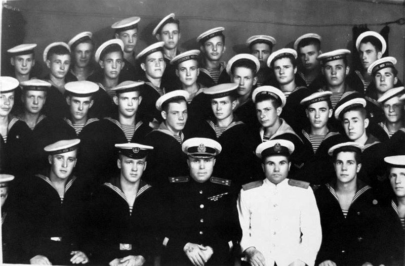 Капитан I ранга Карандасов (3-й справа в нижнем ряду) с курсантами Херсонского мореходного училища | Выпускники Херсонской мореходки - ХМУ ММФ и ХМК