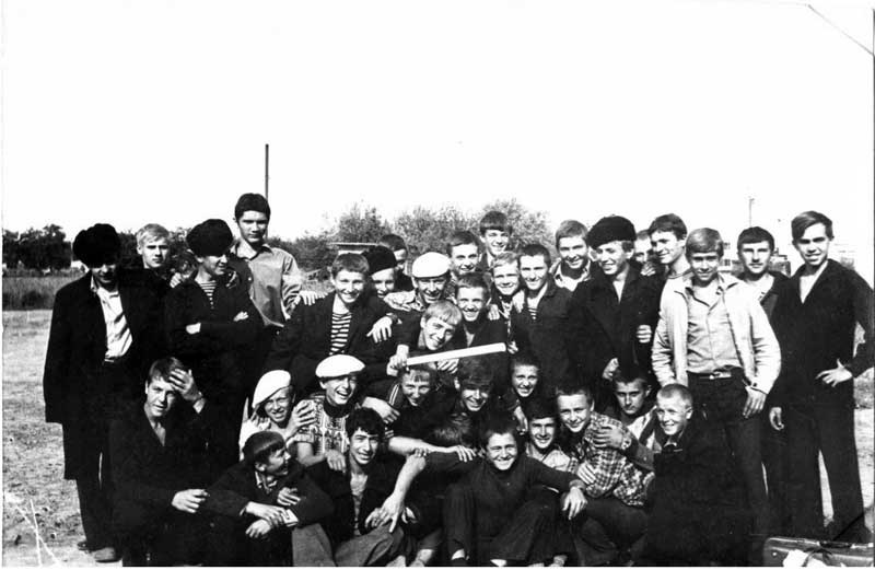 Первое групповое фото первокурсников 11 роты - с-з Солнечный сентябрь 1975 г. | Выпускники Херсонской мореходки - ХМУ ММФ и ХМК